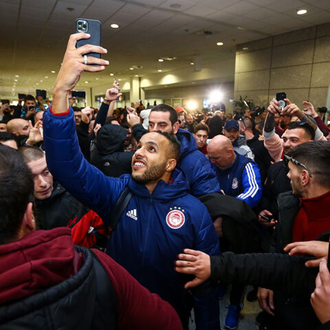 Πλήθος κόσμου στην υποδοχή του Ολυμπιακού στο αεροδρόμιο «Ελευθέριος Βενιζέλος»