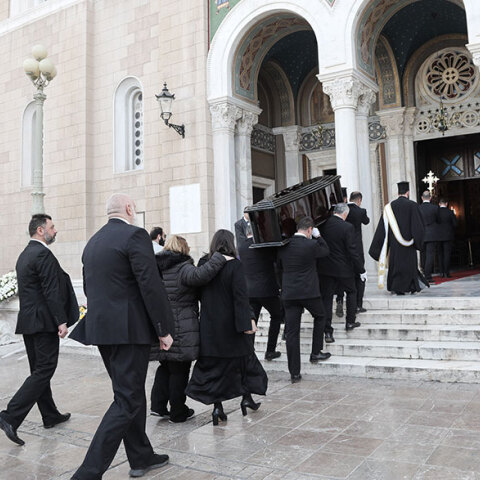 Η σορός του Κώστα Βουτσά μεταφέρεται στη Μητρόπολη Αθηνών για την εξόδιο ακολουθία