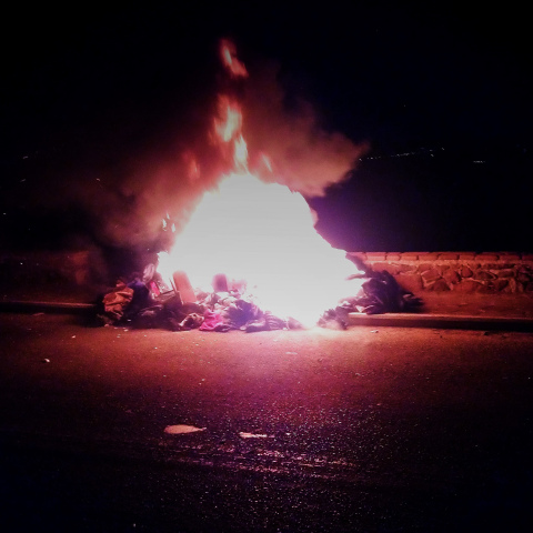 Κάψιμο ρούχων ΜΑΤ στη Λέσβο