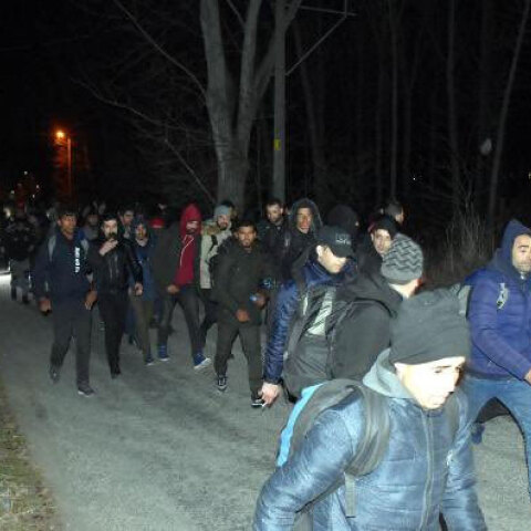 Συγκέντρωση χιλιάδων προσφύγων στα τουρκικά παράλια με στόχο να περάσουν στην Ελλάδα