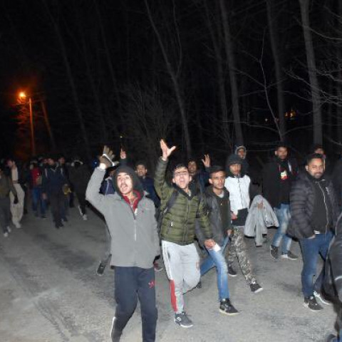 Συγκέντρωση χιλιάδων προσφύγων στα τουρκικά παράλια με στόχο να περάσουν στην Ελλάδα 