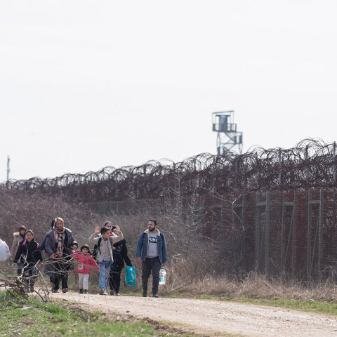 Έβρος: Δίπλα στον φράχτη των ελληνοτουρκικών συνόρων πρόσφυγες και μετανάστες