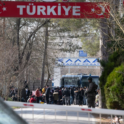 Έβρος: Έκρυθμη η κατάσταση στα ελληνοτουρκικά σύνορα - Πλήθος προσφύγων και μεταναστών περιμένουν να περάσουν στην Ελλάδα