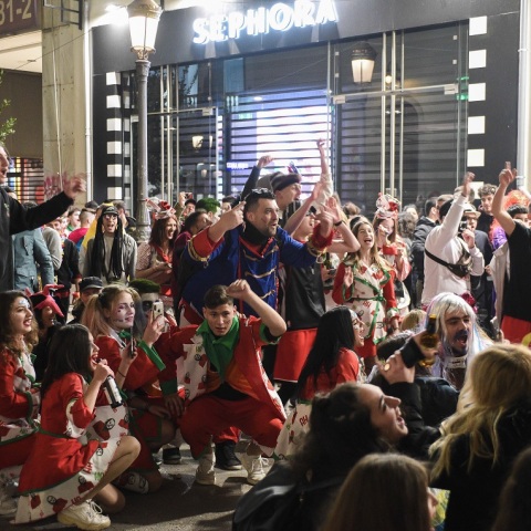 Πάτρα: Χιλιάδες ετοιμάζονται για τη μεσημεριανή παρέλαση