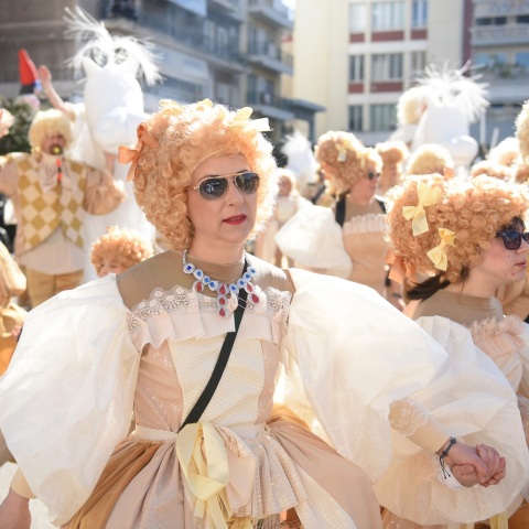 Πάτρα: Παρελαύνουν χιλιάδες καρναβαλιστές 