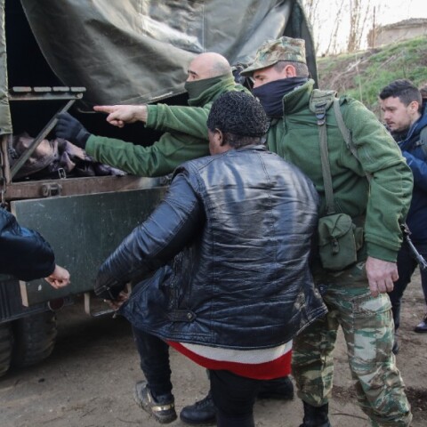 Αστυνομία και στρατός αποτρέπουν πρόσφυγες και μετανάστες να περάσουν στην Ελλάδα από την Τουρκία μέσω Έβρου