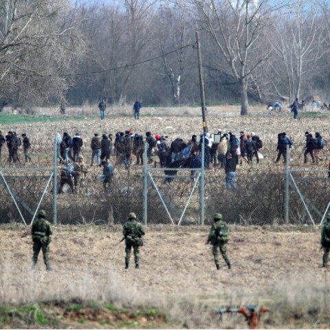 Εικόνα από τα σύνορα στις Καστανιές Έβρου.Από τη μία πλευρά οι Έλληνες συνοριοφύλακες κι από την άλλη οι μετανάστες