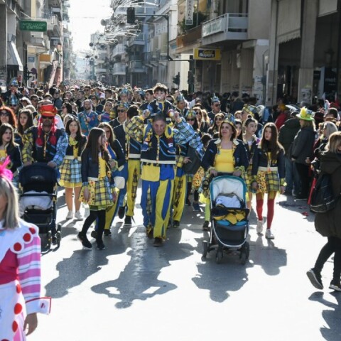Παρέλαση καρναβαλιστών στην Πάτρα παρά την απαγόρευση λόγω κορωνοϊού