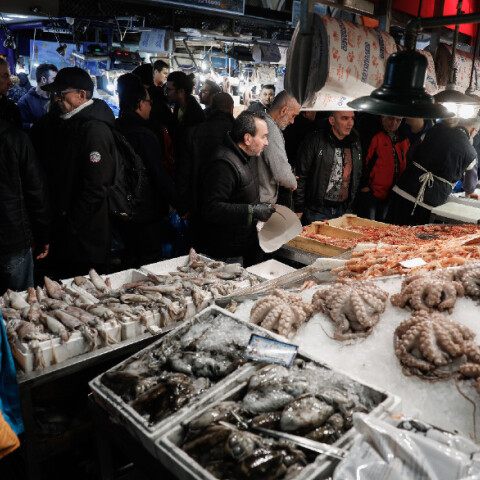 Καταναλωτές ψωνίζουν στην ψαραγορά της Βαρβακείου Αγοράς