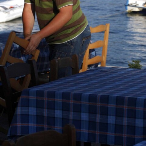 Σερβιτόρος σε παραθαλάσσια ταβέρνα