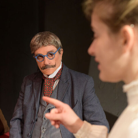 Ο Θανάσης Παπαγεωργίου στην παράσταση «Το Επάγγελμα Της Μητρός Μου» στο Θέατρο Στοά