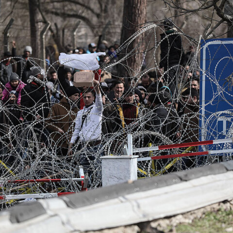 Συγκέντρωση προσφύγων και μεταναστών στα ελληνοτουρκικά σύνορα