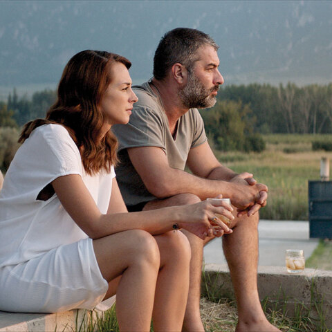 «Η μπαλάντα της τρύπιας καρδιάς» του Γιάννη Οικονομίδη με τη Βίκυ Παπαδοπούλου και τον Βασίλη Μπισμπίκη