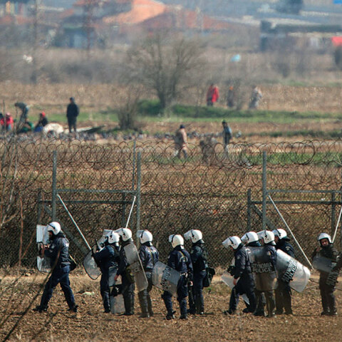 Αστυνομικές και στρατιωτικές δυνάμεις στον συνοριακό φράχτη στις Καστανιές Έβρου