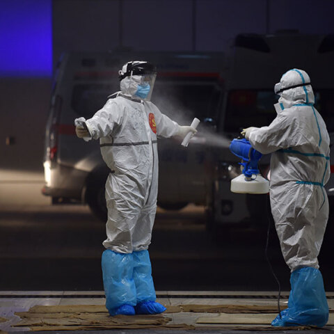 Κορωνοϊός: Μειώνονται τα κρούσματα στην Κίνα, αυξάνονται στον υπόλοιπο κόσμο