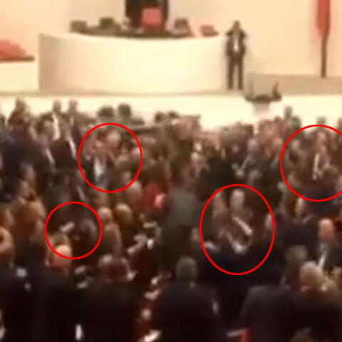 Έπεσε ξύλο στην τουρκική Βουλή