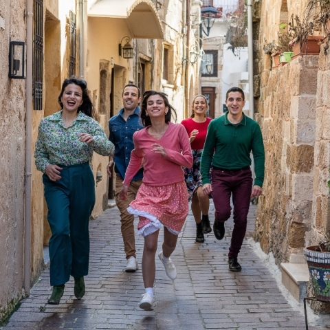 Οι συντελεστές της παράστασης «Γιοι και Κόρες» του Γιάννη Καλαβριανού σε παραγωγή του ΔΗΠΕΘΕ Κρήτης