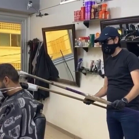 Κορωνοϊός: Στην Κίνα οι μπαρμπέρηδες κουρεύουν κόσμο από απόσταση