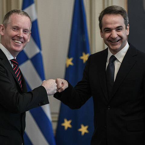 Κορωνοϊός: Ο Κυριάκος Μητσοτάκης χαιρετά με γροθιά Ευρωπαίο αξιωματούχο
