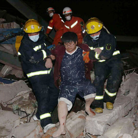 Κορωνοϊός: Διασώστες απομακρύνουν εγκλωβισμένο μετά την κατάρρευση ξενοδοχείου στην Κίνα