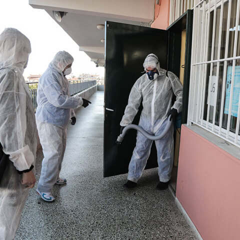 Απολύμανση σε σχολείο για τον κορωνοϊό