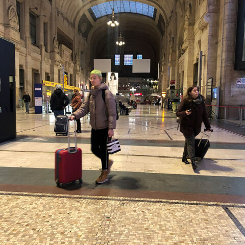 Με τις βαλίτσες στο χέρι κάτοικοι και επισκέπτες στο Μιλάνο για να προλάβουν την καραντίνα