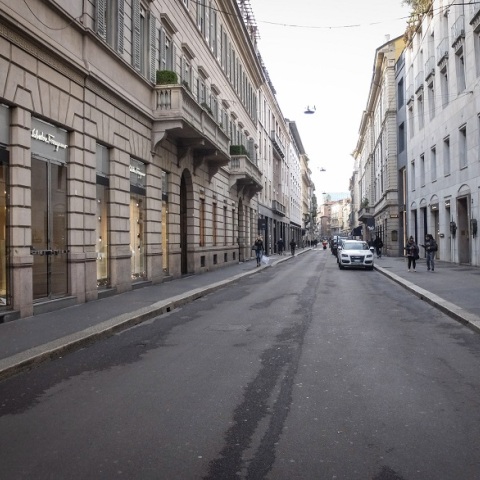 Άδειοι οι εμπορικοί δρόμοι της πόλης του Μιλάνου λόγω κορωνοϊού