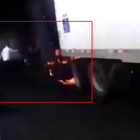 Αστυνομικοί στις ΗΠΑ απομακρύνουν την τελευταία στιγμή οδηγό από φλεγόμενη νταλίκα πριν αυτή εκραγεί