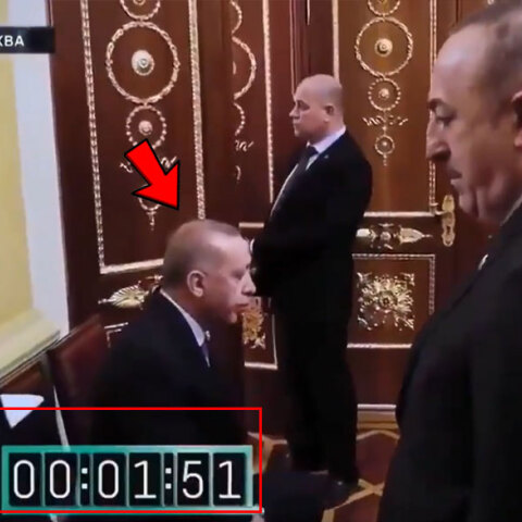 Η στιγμή που ο Πούτιν στήνει τον Ερντογάν για δύο λεπτά στη Μόσχα