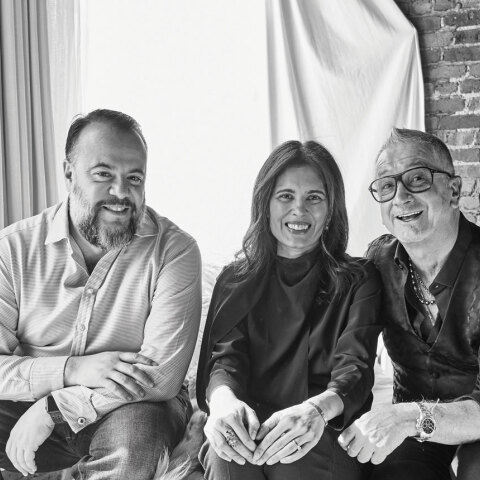 Oι άνθρωποι της AERA. Από αριστερά ο Alvertos Revach, η Tina Bhojwani και ο σχεδιαστής Jean-Michel Cazabat.