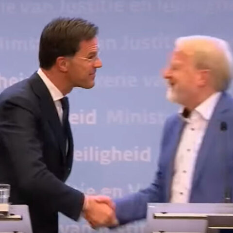 Κορωνοϊός: Ο πρωθυπουργός της Ολλανδίας Μαρκ Ρούτε ζήτησε από τους πολίτες να σταματήσουν τις χειραψίες -κάτι το οποίο δεν εφάρμοσε ο ίδιος