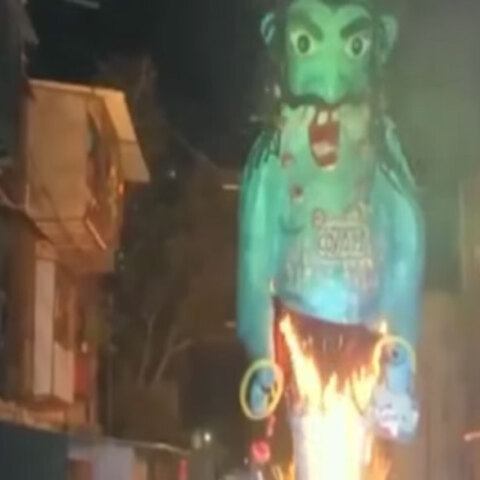 Ινδία: Έκαψαν τον βασιλιά... κορωνοϊό για να γλιτώσουν από τη μόλυνση