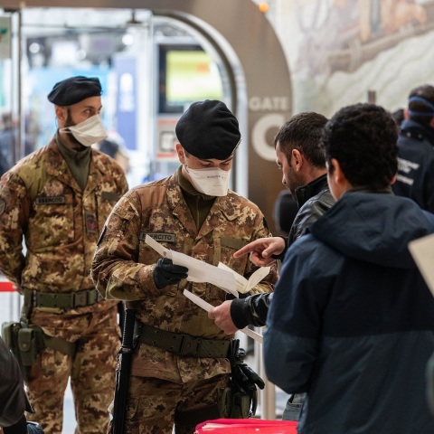 Στρατιωτικοί έλεγχοι στο Μιλάνο που βρίσκεται σε καραντίνα λόγω κορωνοϊού