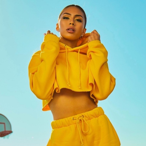 Κοπέλα με κίτρινα ρούχα