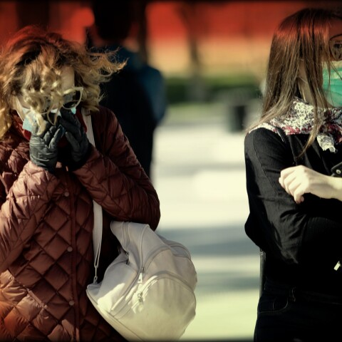 Κόσμος με χειρουργικές μάσκες προστασίας από τον κορωνοϊό στην Αθήνα