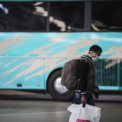Ταξίδι με το ΚΤΕΛ στην εποχή του κορωνοϊού - Με μάσκες οι λιγοστοί ταξιδιώτες