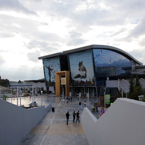 ΤΟ ΕΜΠΟΡΙΚΟ ΚΕΝΤΡΟ GOLDEN HALL ΣΤΟ ΜΑΡΟΥΣΙ 