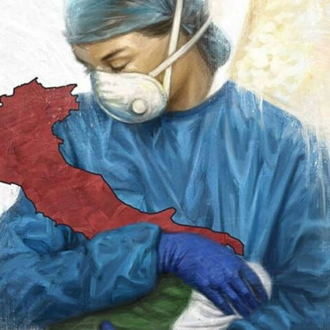 Η φωτογραφία με τη γιατρό που κρατά στην αγκαλιά της την Ιταλία και έχει γίνει viral