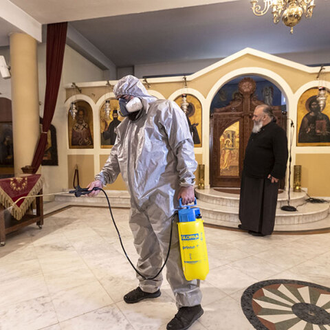 Απολυμαίνουν τις εκκλησίες στη Θεσσαλονίκη για να προστατεύσουν τους πιστούς από τον κορωνοϊό
