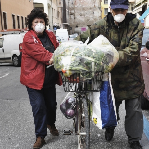 Ζευγάρι με μάσκες προστασίας από τον κορωνοϊό στο δρόμο