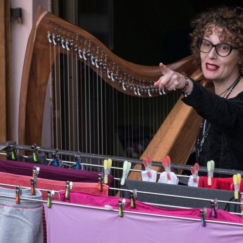 Η Ιταλία τραγουδά στα μπαλκόνια της όντας σε καραντίνα λόγω κορωνοϊού