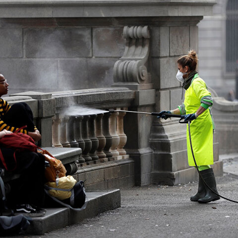 Απολυμαίνουν στην Ισπανία για τον κορωνοϊό - Εικόνα από την πλάθα Καταλούνια στη Βαρκελώνη 