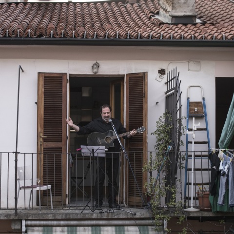 Ιταλός σε καραντίνα λόγω κορωνοϊού τραγουδά στο μπαλκόνι