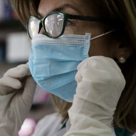 Μάσκα και γάντια για προστασία από τον κορωνοϊ