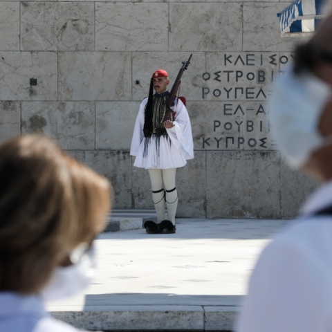 Ζευγάρι με μάσκες προστασίας από τον κορωνοϊό στη Βουλή