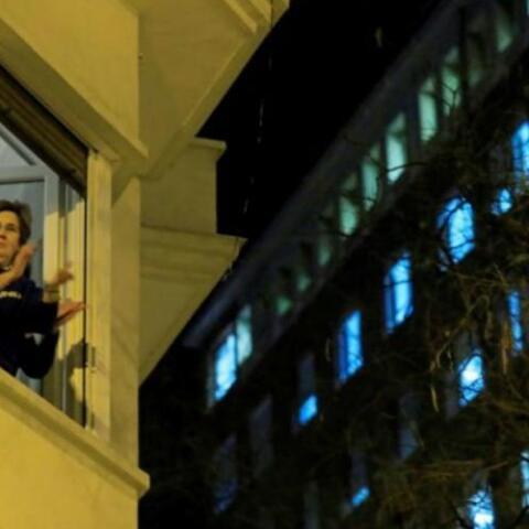 Οι Ισπανοί χειροκροτούν γιατρούς και νοσηλευτές από τα μπαλκόνια τους. Θα το κάνουν και οι Έλληνες; 