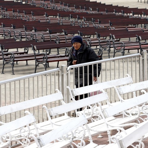 Κάτοικος στη Βοσνία εν μέσω πανδημίας του κορωνοϊού 