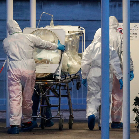 Σκηνή από τη σκληρή πραγματικότητα του κορωνοϊού: Μεταφορά ασθενούς στην Ιταλία
