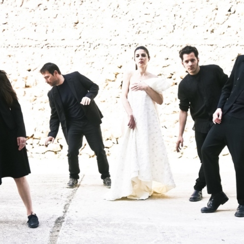 Εικόνα από την παράσταση «Άφιξις» της ομάδας ΠΥΡ στο Μικρό Θέατρο Αρχαίας Επιδαύρου