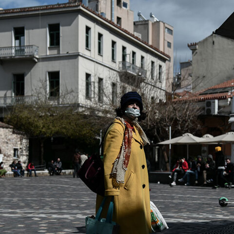 Ο κορωνοϊός κλείνει τα εμπορικά καταστήματα στην Αθήνα